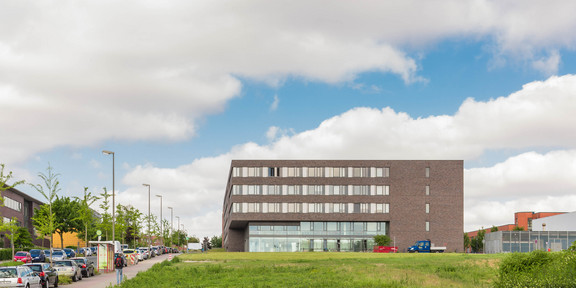 Informatikgebäude/ITMC vom Anfang der Straße fotografiert